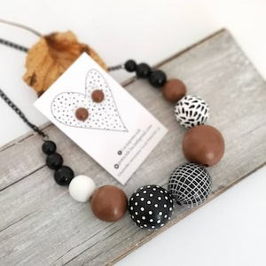 Zwart Wit Leer Bruin handgeschilderde grote houten kralen ketting met nietalerge houten oorbellen, Polka dots gestreepte dikke houten ketting