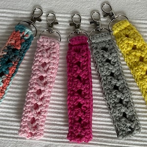 Llavero de muñeca de crochet: ideal para cumpleaños y San Valentín.