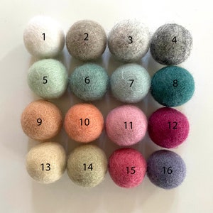 Pom-pom in feltro, fascio di palline di feltro, pom-pom in feltro per progetto fai da te, pom-pom in feltro fatti a mano, pom-pom in feltro di lana 100%.