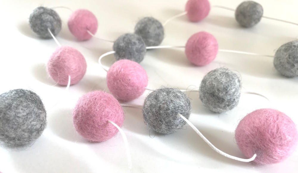 Guirlande Rose et Grise de Boule Feutre Pour La Décoration Pépinière d'une Petite Fille, Partie d'an