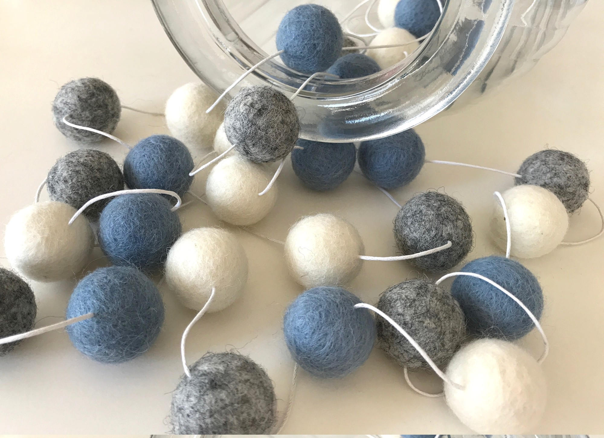 Guirlande de Boule Feutre, Guirlande Bleue Grise et Bunting Gris Bleu, Pom Tendance, Décor Bébé, Ban