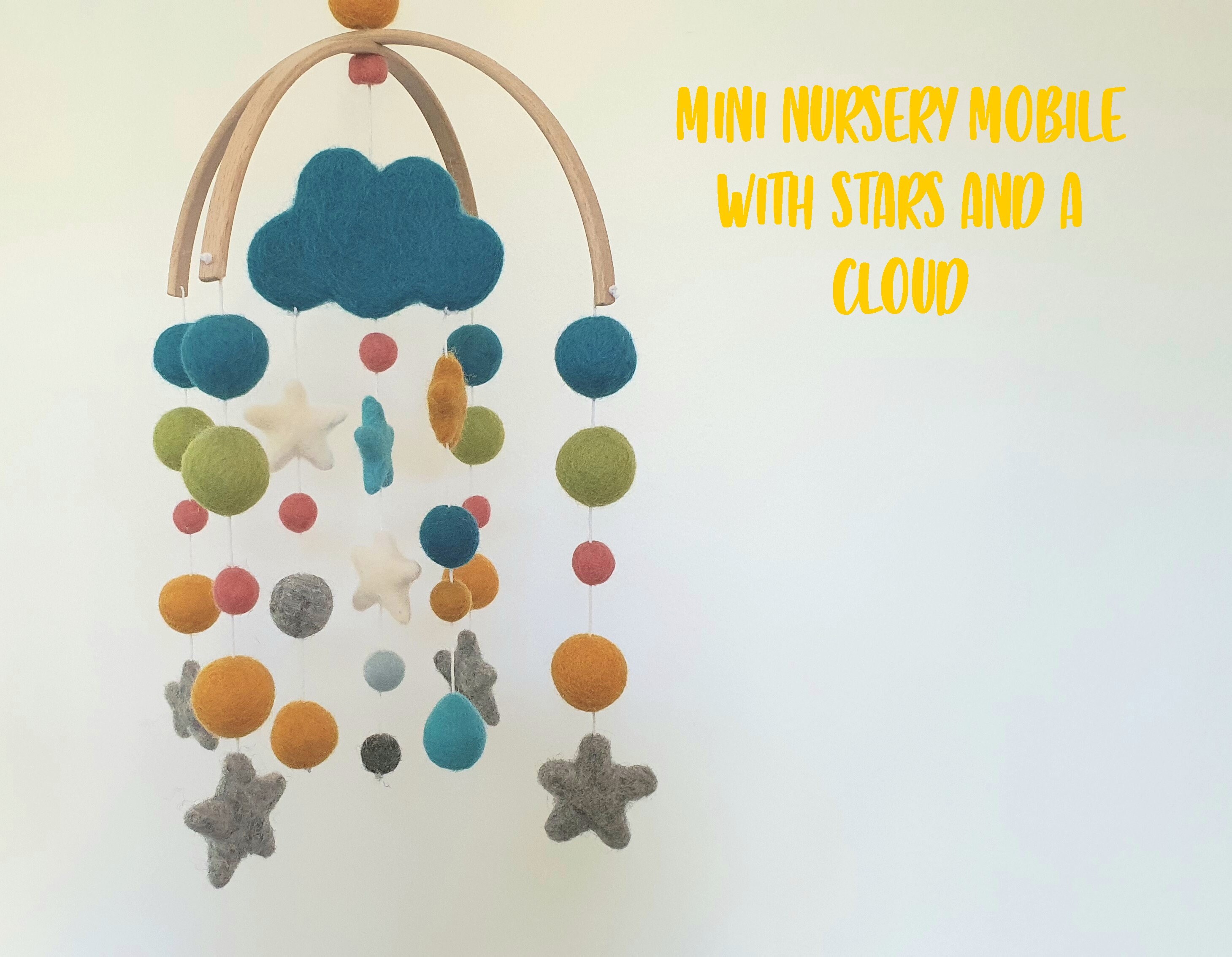 Bébé Neutre de Boule Feutre Genre Multicolore Mobile avec Le Nuage et Les Étoiles Feutrées - Beau Ca