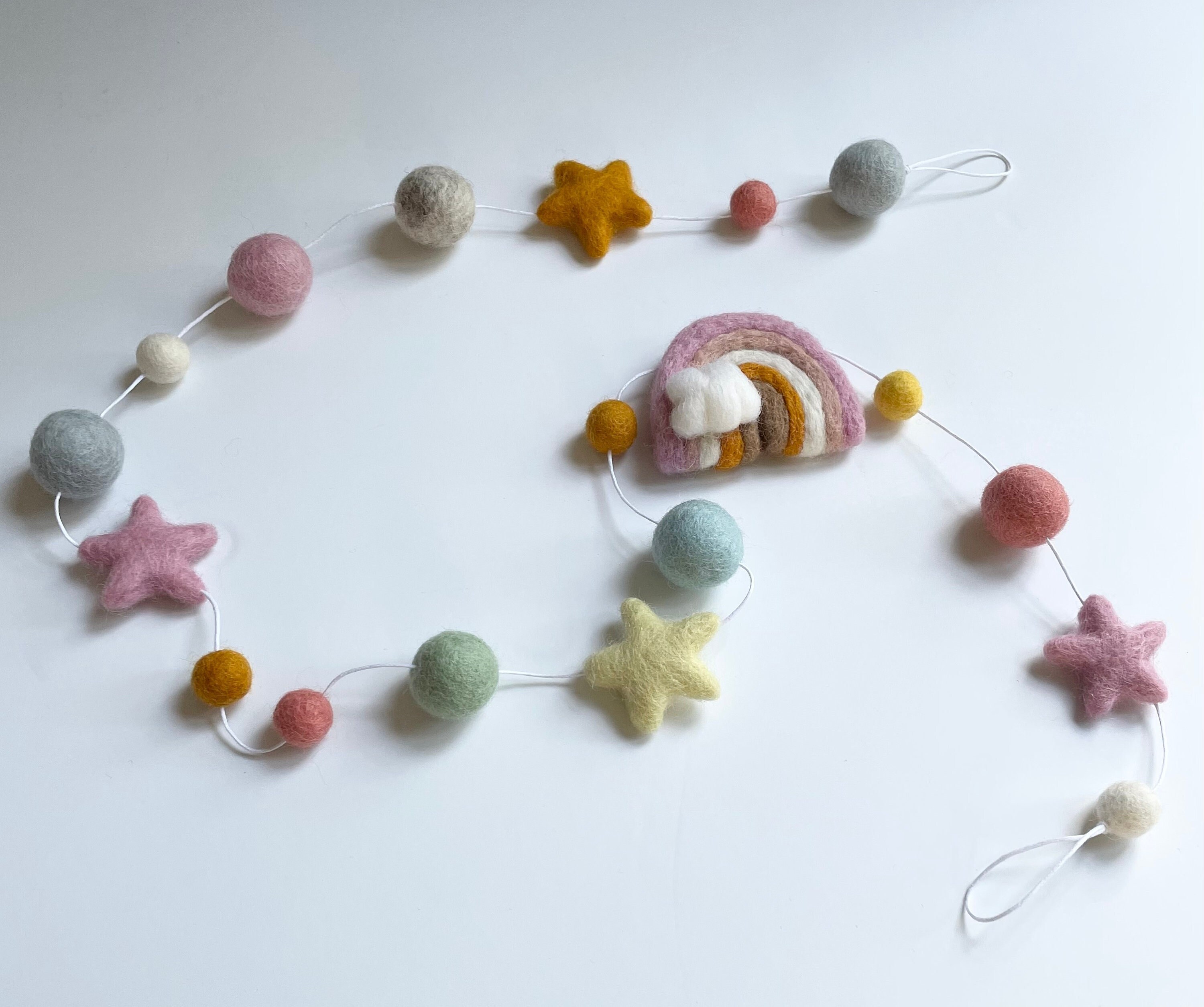 Boule de Feutre et Guirlande d'étoile avec L'arc-En-Ciel, Décoration en Mur d'arc-En-Ciel, Décor Pas