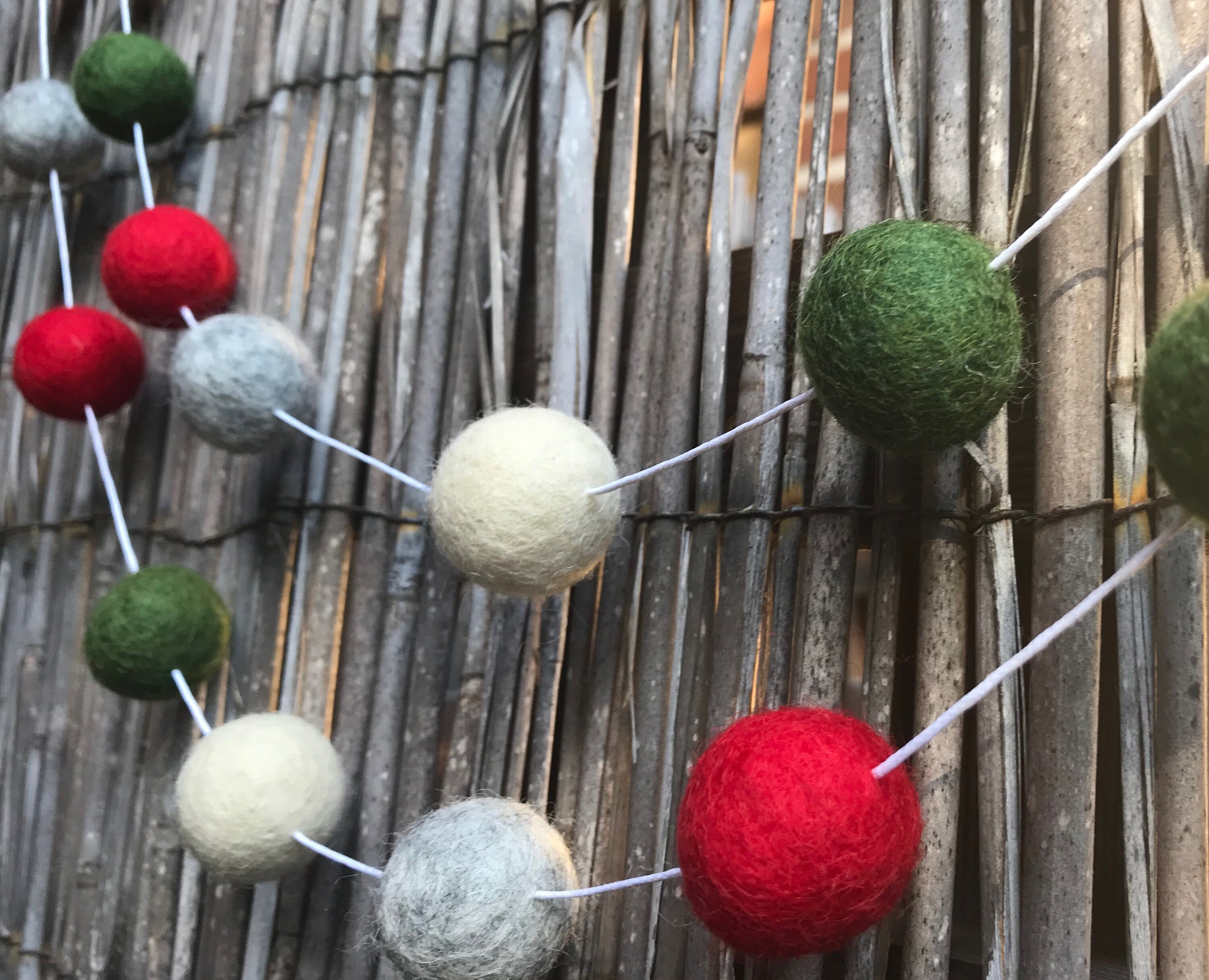 Guirlande de Boule en Feutre Noël - Décoration Style Vintage Pour L'intérieur La Campagne. Beau Déco