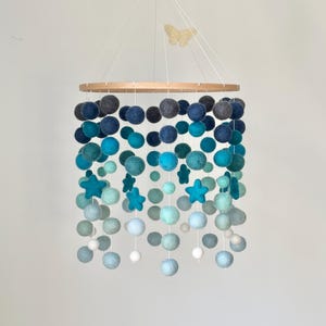 Babymobiel of speelkamermobiel geïnspireerd op oceaankleuren: mint, blauwe, witte vilten balmobiel