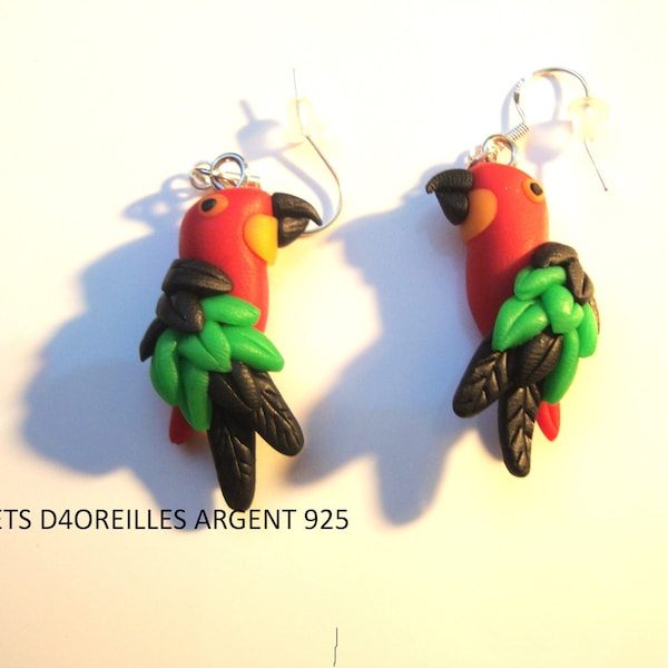 boucles d'oreilles fimo, Jacquot le perroquet avec un plumage coloré, un bec noir en polymère, bijoux vacances sous les tropiques