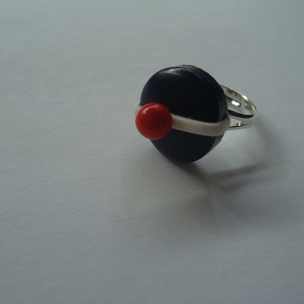 bague fimo avec un béret de marin, pendant pompon rouge en fimo, bricolage fait main en ate polymère, bijoux femme fille