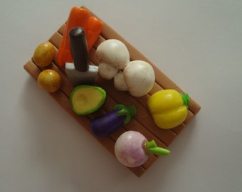 magnet fimo avec un plateau de légume, pendant avocat pate fimo, bricolage fait main en polymère, magnet déco de cuisine