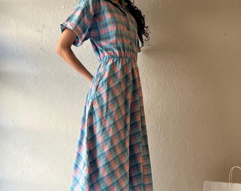 Vestido vintage de los años 70 de la marca ‘Traditions Sears’, azul a cuadros con cuello / Talla pequeña