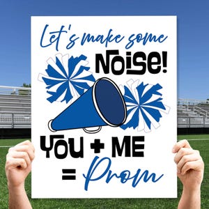 Puede incluir: Un letrero blanco con texto y gráficos azules y negros. El letrero dice "Let's make some Noise!" con un megáfono azul y pompones. El texto "You + ME = Prom" también se muestra en azul.
