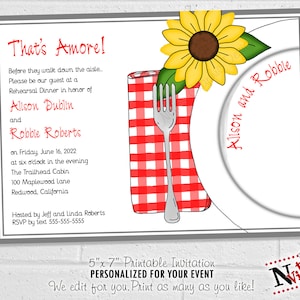 Può includere: Invito stampabile per una cena di prova con un tovagliolo a quadri rossi e bianchi, una forchetta e un girasole su un piatto bianco. Il testo recita "That's Amore!" e include i nomi "Alison e Robbie" e la data "Venerdì 16 giugno 2022".