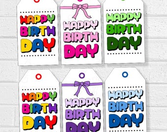Kleurrijke cadeaulabels met de tekst "Happy Birthday", bubbelletters en strikjes, digitaal te downloaden als PDF-bestand.