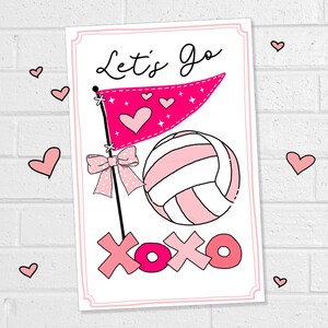 Puede incluir: Una tarjeta de felicitación con temática de San Valentín con un voleibol rosa y blanco, una bandera de banderín rosa con corazones y las palabras "Let's Go" en cursiva. La tarjeta también presenta las letras "XOXO" y corazones rosas.
