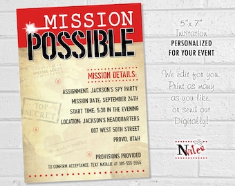 Op de afbeelding: Een rode en zwarte Mission Impossible-feestuitnodiging met een vintage uitstraling. De uitnodiging is 12,7 cm bij 17,8 cm en bevat de tekst "Mission Possible", "Special Agent", "Top Secret", "Mission Details", "Assignment: Jackson's Spy Party", "Mission Date: September 24th", "Start Time: 5:30 in the Evening", "Location: Jackson's Headquarters", "007 West 50th Street", "Provo, Utah", "Provisions Provided", "To Confirm Acceptance: Text Natalie at 385-555-5555".