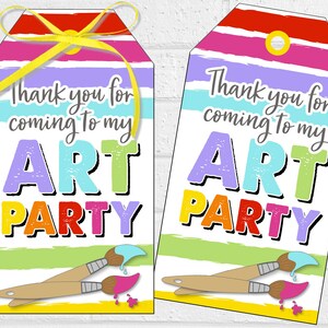 Puede incluir: Dos etiquetas de agradecimiento coloridas con el texto "Gracias por venir a mi FIESTA DE ARTE" y pinceles con salpicaduras de pintura.