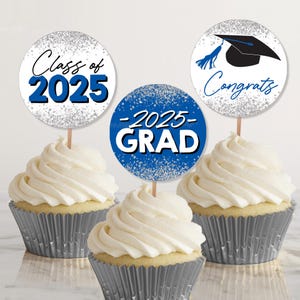Adornos para cupcakes de graduación 2025, etiquetas o calcomanías redondas para obsequios de graduación, decoración imprimible para fiesta de graduación 2025 en azul y plata