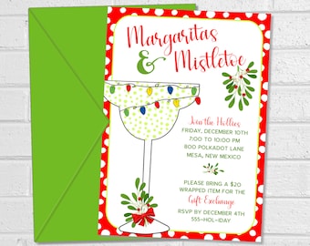 Può includere: Un invito festivo con un'illustrazione di bicchiere da margarita, adornato con luci a stringa e vischio. Il testo recita "Margaritas & Mistletoe" e include i dettagli dell'evento. Una busta verde è a sinistra.