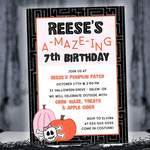 Puede incluir: Una invitación de fiesta de cumpleaños con temática de Halloween con el texto "REESE'S A-MAZE-ING 7th BIRTHDAY". La invitación incluye una calabaza rosa, una calabaza naranja y una calavera con un lazo. La invitación está enmarcada con un borde negro.