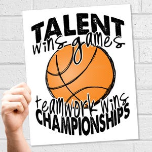 Puede incluir: Un póster blanco con texto negro que dice "Talent wins games, teamwork wins championships." Un balón de baloncesto está en el centro del póster.
