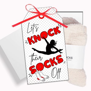 Etiquetas de baile Knock their Socks Off, etiquetas o calcomanías imprimibles de calcetines de buena suerte, pompones de porristas rojos y etiquetas de obsequios y golosinas para equipos de baile