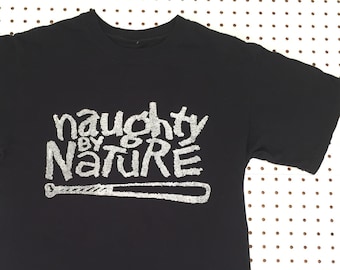 Années 90 NAUGHTY BY NATURE t shirt grand groupe de rap hip hop argenté imprimé métallique logo promo polygramme brockum 90s rap t shirt vintage t shirt os