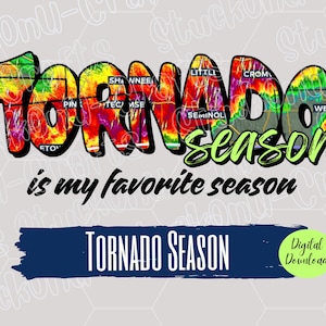 Puede incluir: Diseño gráfico con las palabras "Tornado Season" en letras tie-dye coloridas. La frase "is my favorite season" está escrita debajo en una fuente de escritura. Una pancarta azul oscuro dice "Tornado Season" con una insignia de "Descarga digital".