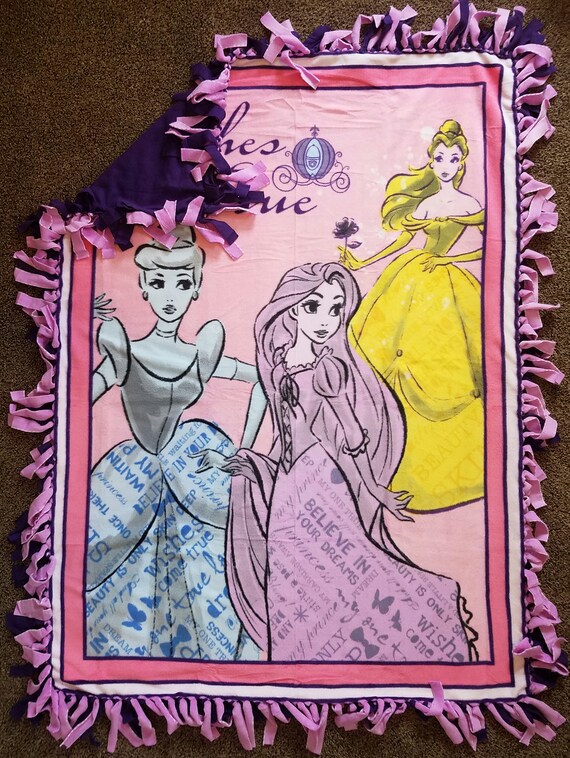 Wishes Come True, Believe in Your Dreams Disney Princesses Cendrillon,  Rapunzel, et Belle Fleece Tie Blanket -  France