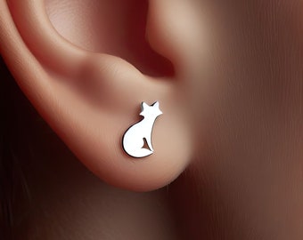 Op de afbeelding: Zilveren vos oorbel studs. De oorbellen zijn klein en hebben een eenvoudig silhouet van een vos.