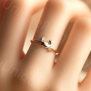 Anillo minimalista de cangrejo en oro amarillo con diseño de cangrejo, delicado anillo con adorno de cangrejo, joyería oceánica, regalo para amantes de los cangrejos.