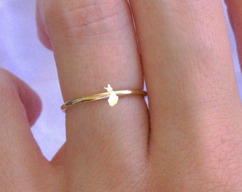 Anillo minimalista finlandés dorado, anillo con contorno finlandés, joyería finlandesa, anillo de regalo finlandés único.