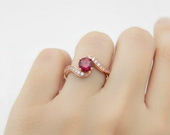 Anillo de compromiso de oro rosa macizo con rubí de 1 ct y diamantes