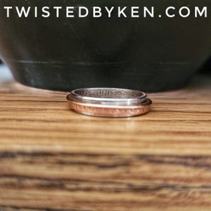 Anillo giratorio hecho a mano con monedas de diez y un centavo - Talla personalizada hasta la talla 10 de EE. UU. - Twisted By Ken