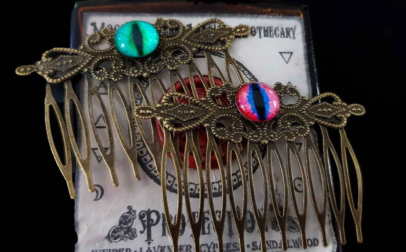 Cat/'s Eye hair combs