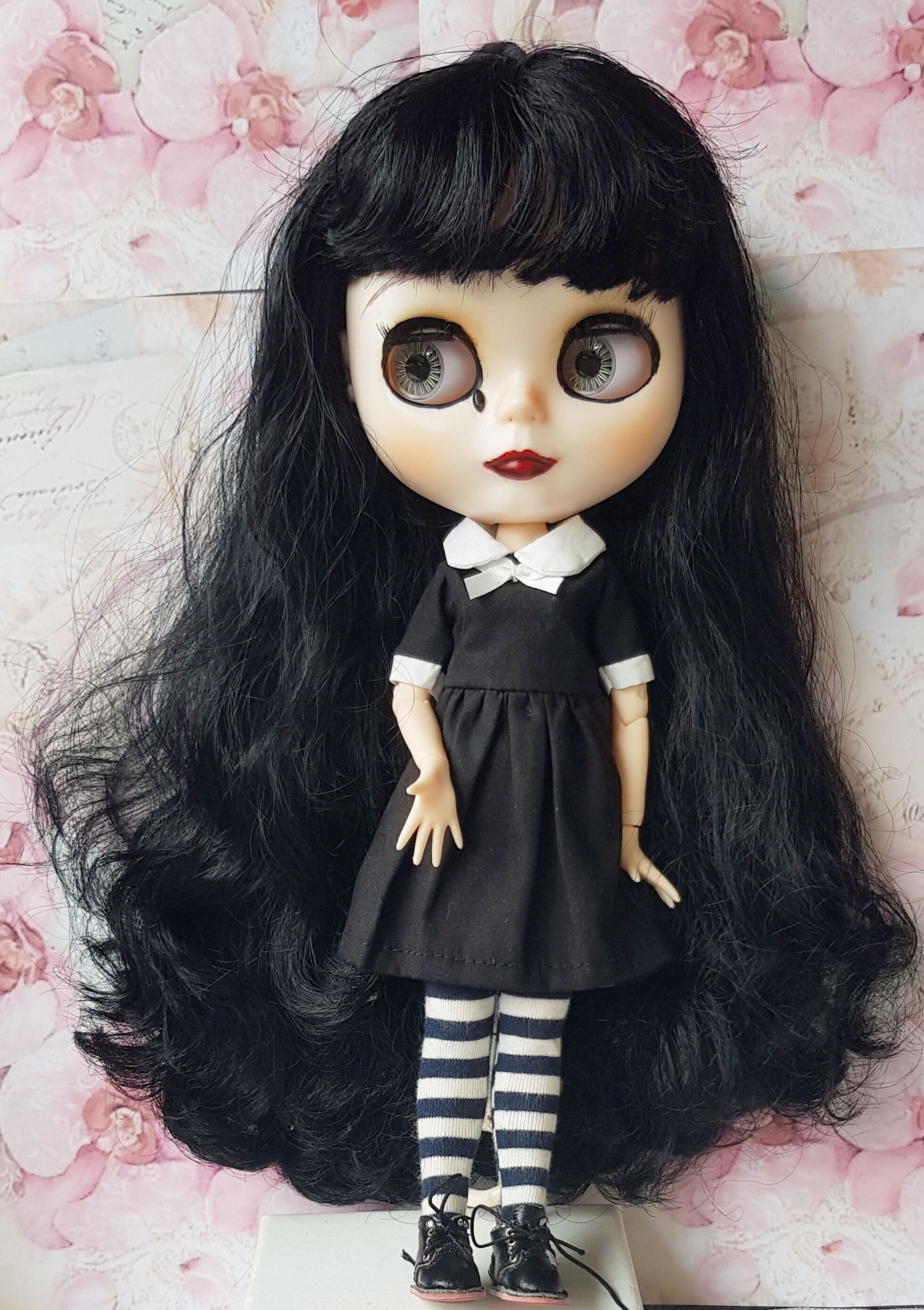 DBYWIUB Poupées Mercredi Addams, jouets de 29,9 cm, robes noires, pois à  manches longues, cadeaux d'anniversaire pour filles fans : : Jeux  et Jouets