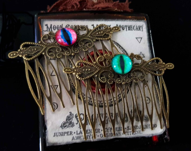 Cat/'s Eye hair combs