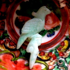 Colgante antiguo de loro de jade verde manzana: adorno de túnica de la dinastía Qing