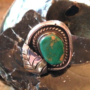 Anillo antiguo Navajo de turquesa, talla 4/5, diseño de pluma en plata de ley.
