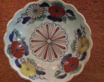 Meiji Period 19th c. Japanese Imari Porcelain Polychrome and Gold Scalloped Rim Footed Bowl Unique Handpainted Decoration No Mark 150 Yr Old