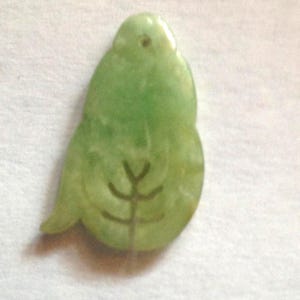 Par de adornos antiguos chinos de jade de la dinastía Qing, tallados a mano con forma de fruta de la pasión, sin teñir.