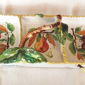 Bandeja para antipasto/condimentos de mayólica italiana de mediados de siglo con decoraciones aplicadas pintadas a mano, hojas de ramas de fruta y sellos italianos impresos.