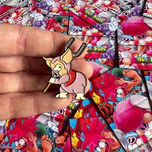 TOMBA ! - Badge en métal émaillé Koma Pig