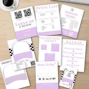 Könnte beinhalten: Ein lila-weißes Schild für eine Hutbar mit Anweisungen, wie man seinen eigenen Hut gestaltet. Das Schild enthält eine Preisliste für Hüte, Patches und Extras. Das Schild enthält auch einen QR-Code zum Scannen, um zu bezahlen.