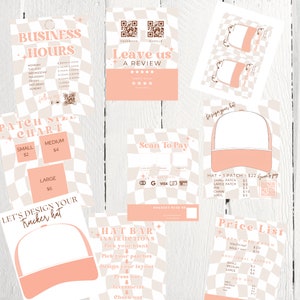 Könnte beinhalten: Eine Sammlung von Visitenkarten und Schildern mit Pfirsich- und weiß kariertem Druck. Die Schilder enthalten Geschäftszeiten, eine Patch-Größentabelle und Anweisungen zum Gestalten einer Trucker-Mütze. Die Karten enthalten auch QR-Codes und eine Preisliste.