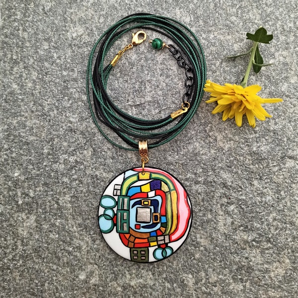 Bemalter Holzanhänger inspiriert von Hundertwasser Art. Berühmte Kunst Schmuck. 24K Vergoldetes Metall Element. Schmuck Geschenk für Sie