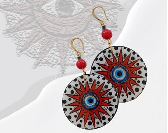 Geschilderde houten oorbellen geïnspireerd door Griekse boze oogkunst. Kleurrijke boze oog-talisman. Gepersonaliseerde miniatuur abstract schilderij Sieraden Cadeau