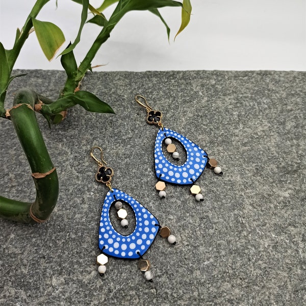 Boucles d'oreilles en bois peint inspirées des pois bleus blancs Kusama. Boucles d'oreilles pendantes découpées au laser. Bijoux d'art Cadeau pour elle