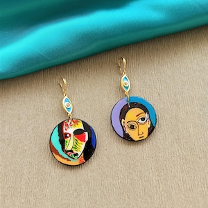 Bemalte Holzohrringe inspiriert von Picasso Art.Dangle Handbemalte Statement Ohrringe. Inspirationsdesign voller Farben. Geschenk für sie