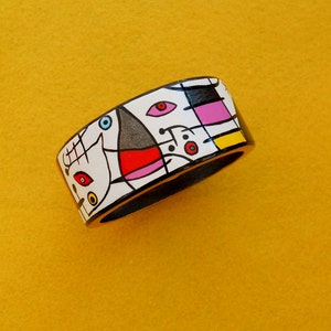Bransoletka artystyczna Bangle z drewna pokrytego żywicą ręcznie malowana na biało, czerwono, niebiesko, czarno, żółto, akrylowa, inspirowana pracami Joan Miro Biżuteria Prezent