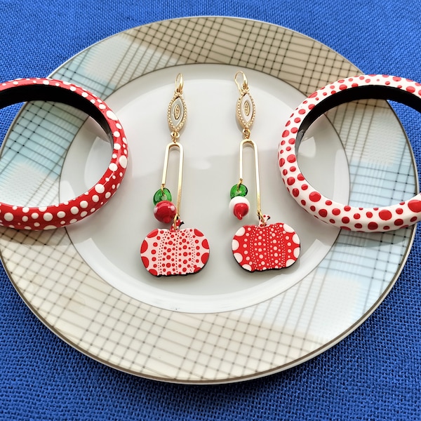 Handbemalte Armreifen Armbänder aus Holz inspiriert von Kusama rot weiß Kürbis Polka Dots. Dünne Armreif. Kunst-Schmuck-Geschenk für Sie