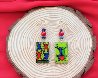 Nuovi orecchini in legno dipinto ispirati alla pop art di Keith Haring. Orecchini pendenti quadrati in legno colorato con dichiarazione in resina. Ganci placcati in oro 24k.